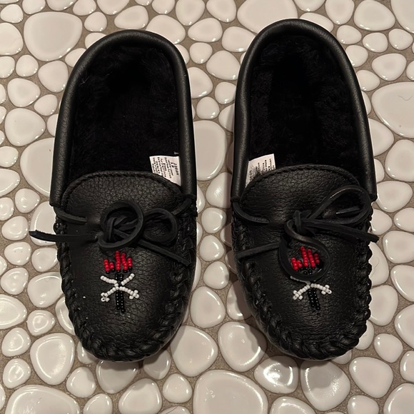 🆕 NWT Minnetonka x Opening Ceremony Beaded Torch Slipper Kids Moccasin - Picture 3 of 7